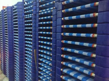 Giường lưới mầm non chân vuông.